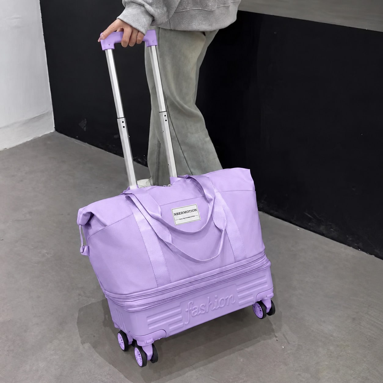 Foldable Rolling Luggage Bag - 拡張可能なキャスター付き旅行用ダッフルバッグ。折りたたみ式で軽量、取り外し可能な車輪と引き手付き。3層構造で大容量。旅行、一泊旅行、アウトドア旅行に最適な、持ち運び可能な収納用ダッフルバッグ。男性、女性兼用。