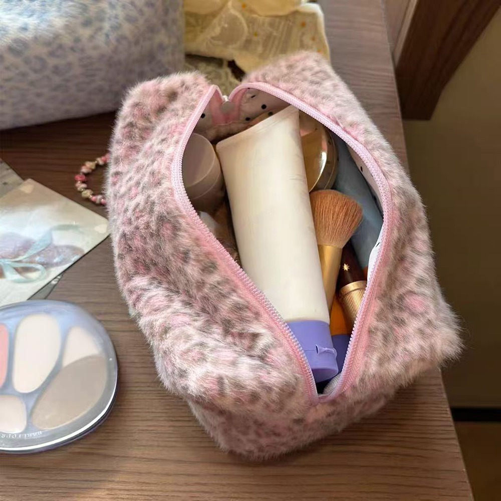Cosmetic Bags - 丈夫でふわふわの素材を使用した、ヒョウ柄のコスメバッグ。持ち運びにも便利で、大容量。旅行用の収納ポーチとしても最適。女の子向け。