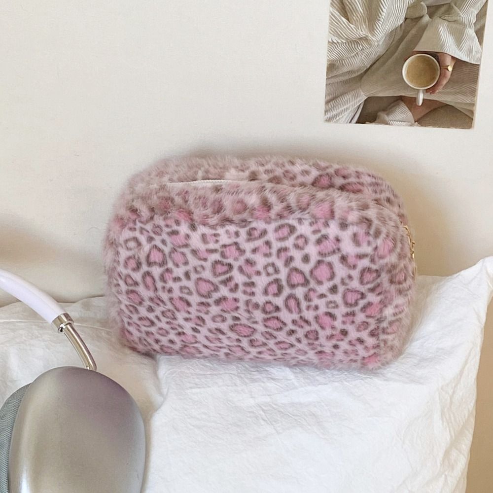 丈夫でふわふわの素材を使用した、ヒョウ柄のコスメバッグ。持ち - Cosmetic Bags のレビューと価格