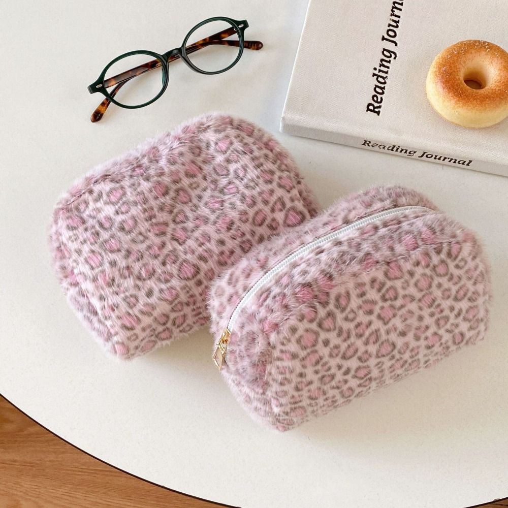 丈夫でふわふわの素材を使用した、ヒョウ柄のコスメバッグ。持ち - Cosmetic Bags のレビューと価格