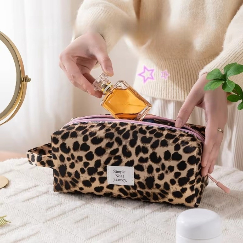 新登場！防水加工のレオパード柄メイクアップバッグ。大容量で、 - Cosmetic Bags のレビューと価格